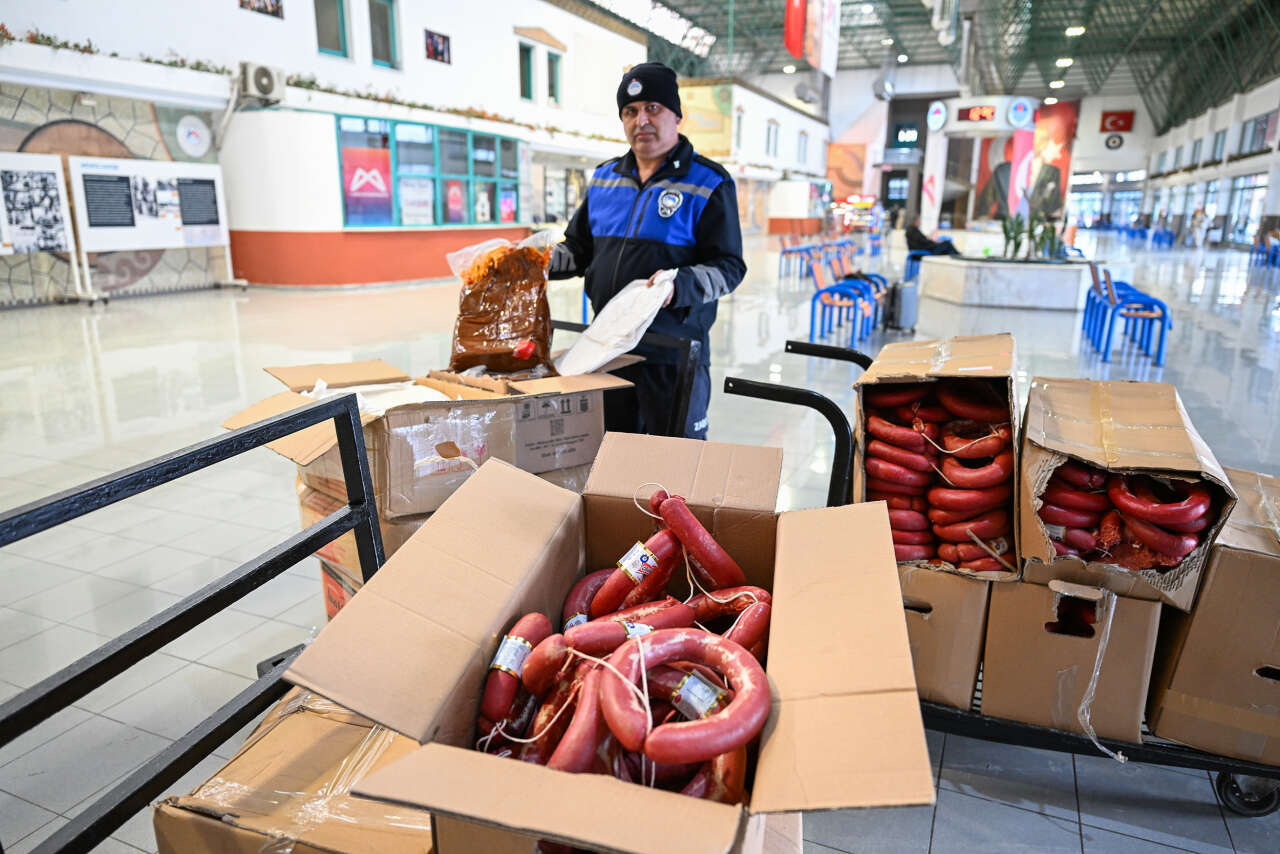 Mersin’de otobüsle taşınan sucuk ve çiğköfteye el konuldu 4
